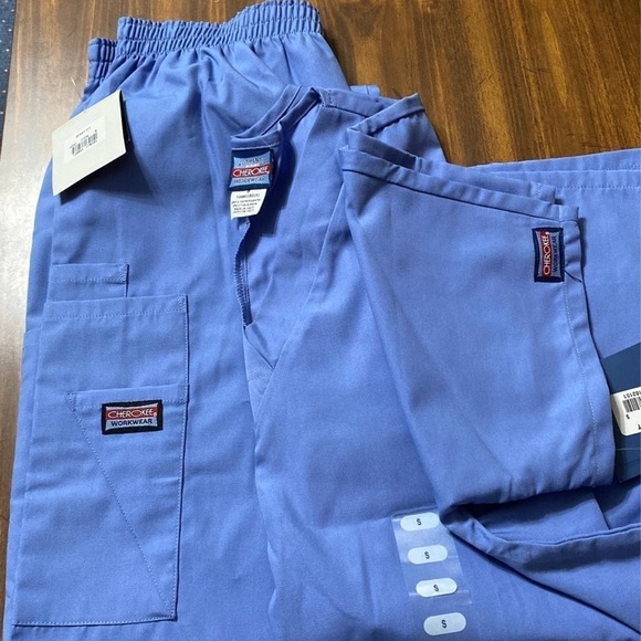 Scrub set includes pants and top - Picture 1 of 5
